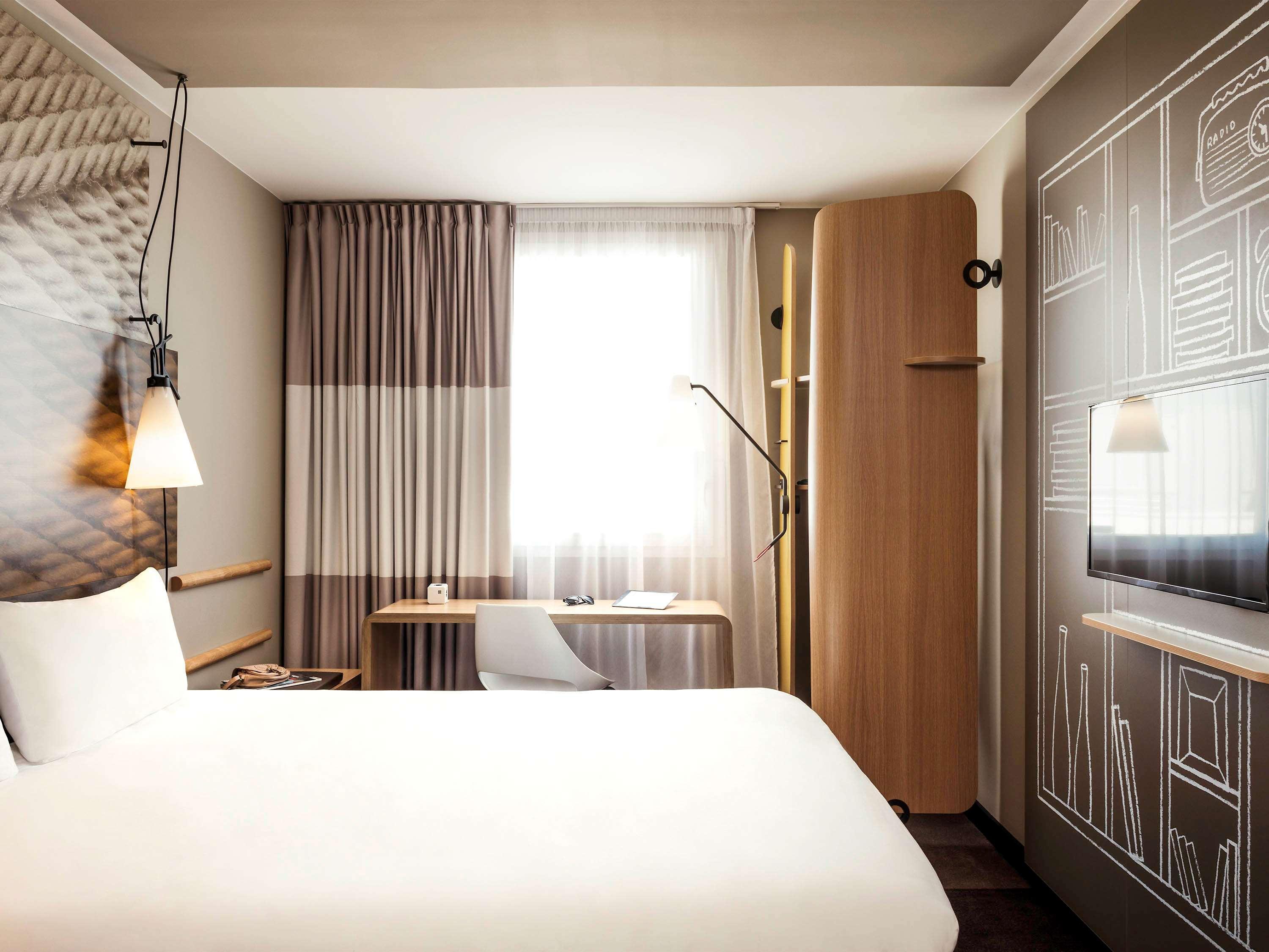 Отель Ibis Saint Quentin En Yvelines - Velodrome Монтиньи-ле-Бретонё Экстерьер фото
