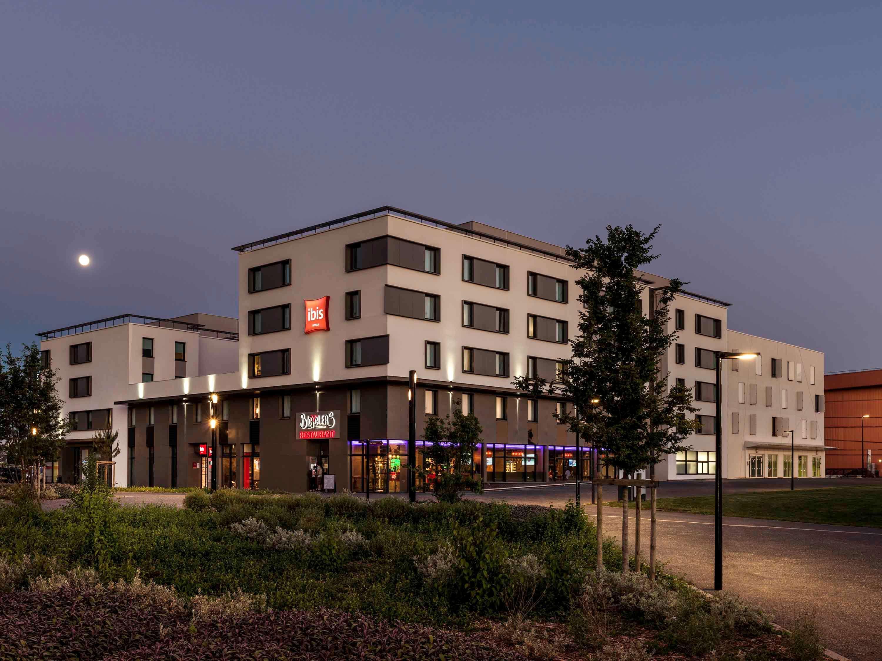 Отель Ibis Saint Quentin En Yvelines - Velodrome Монтиньи-ле-Бретонё Экстерьер фото