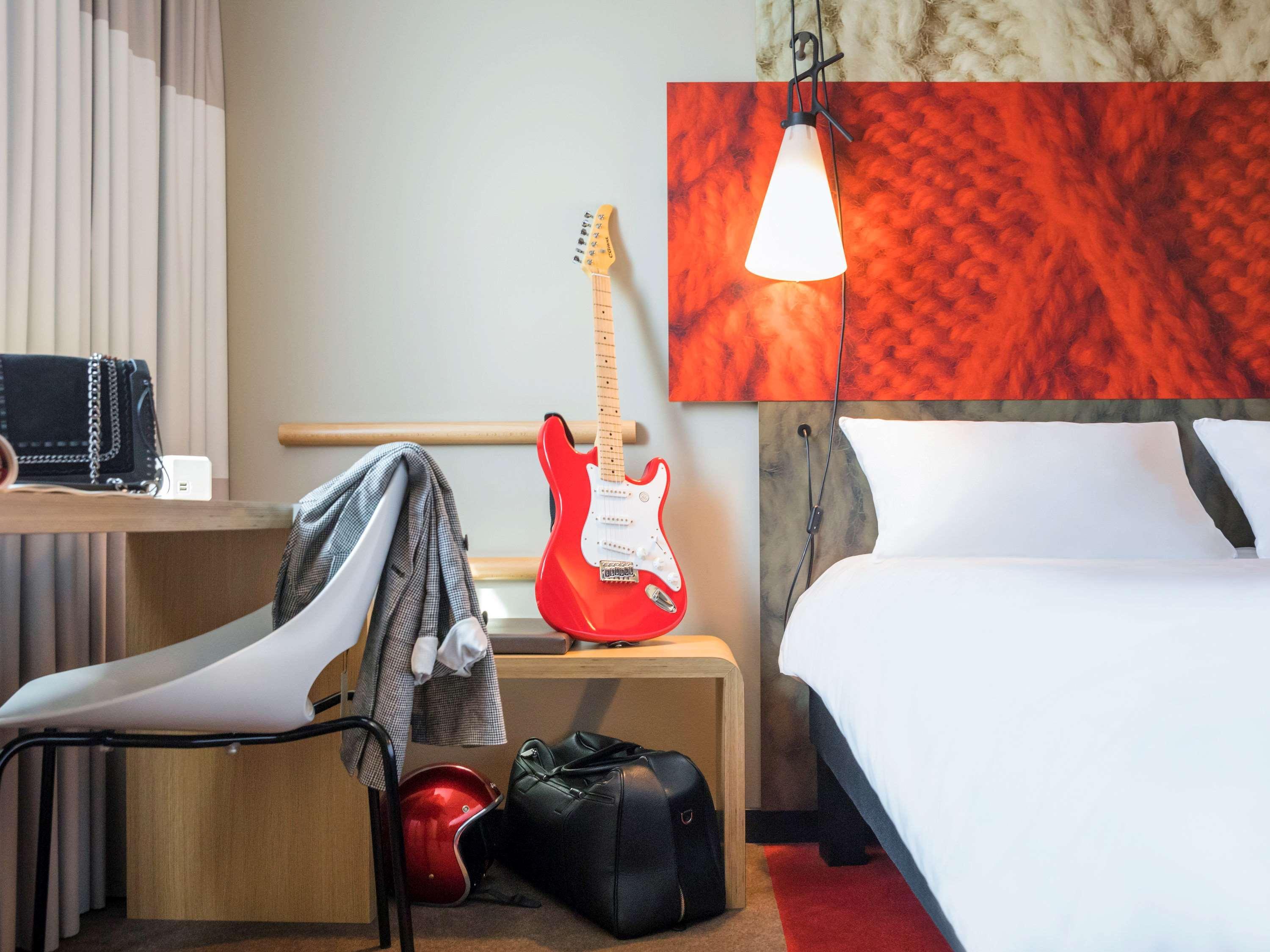 Отель Ibis Saint Quentin En Yvelines - Velodrome Монтиньи-ле-Бретонё Экстерьер фото