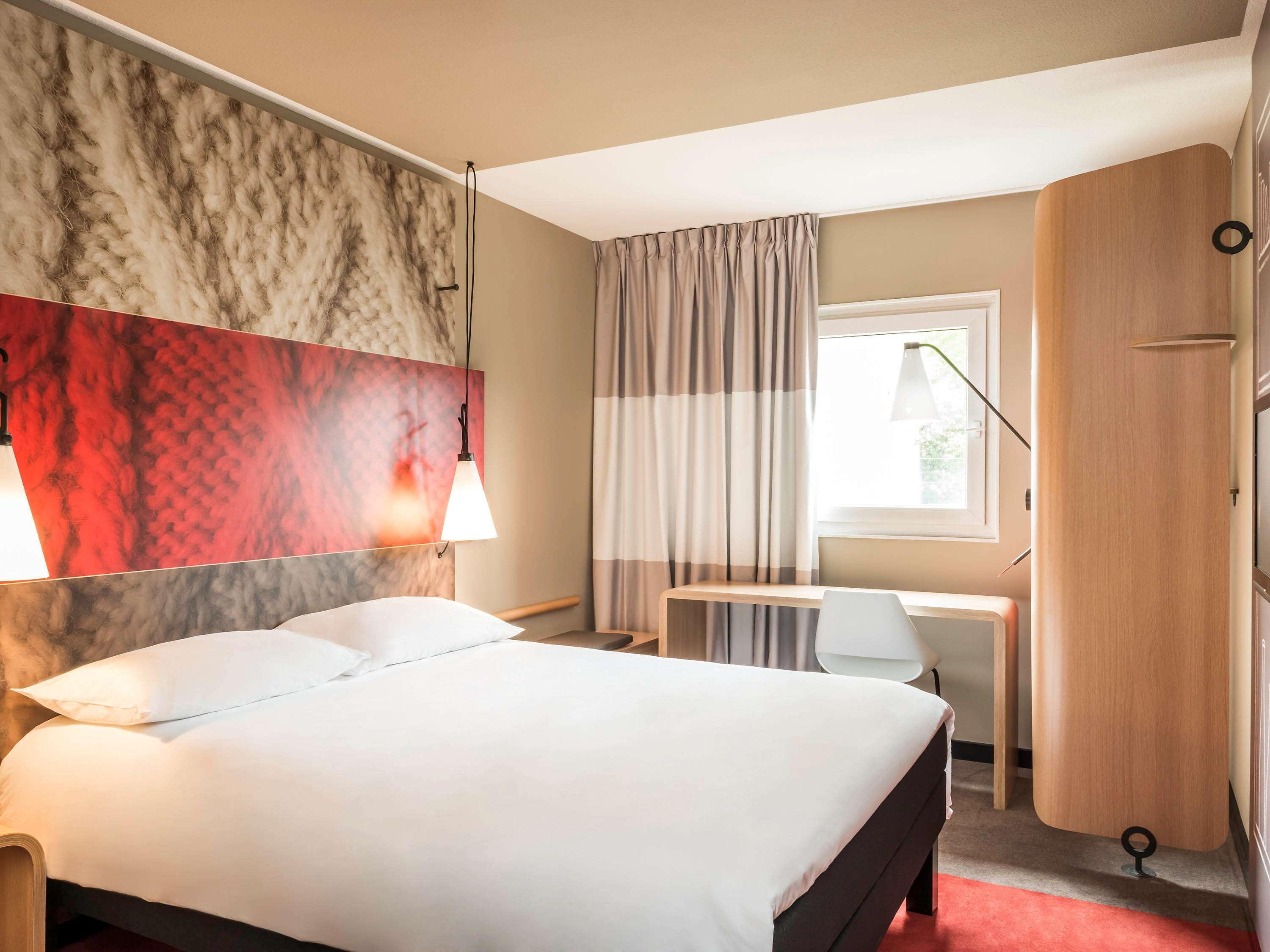 Отель Ibis Saint Quentin En Yvelines - Velodrome Монтиньи-ле-Бретонё Экстерьер фото