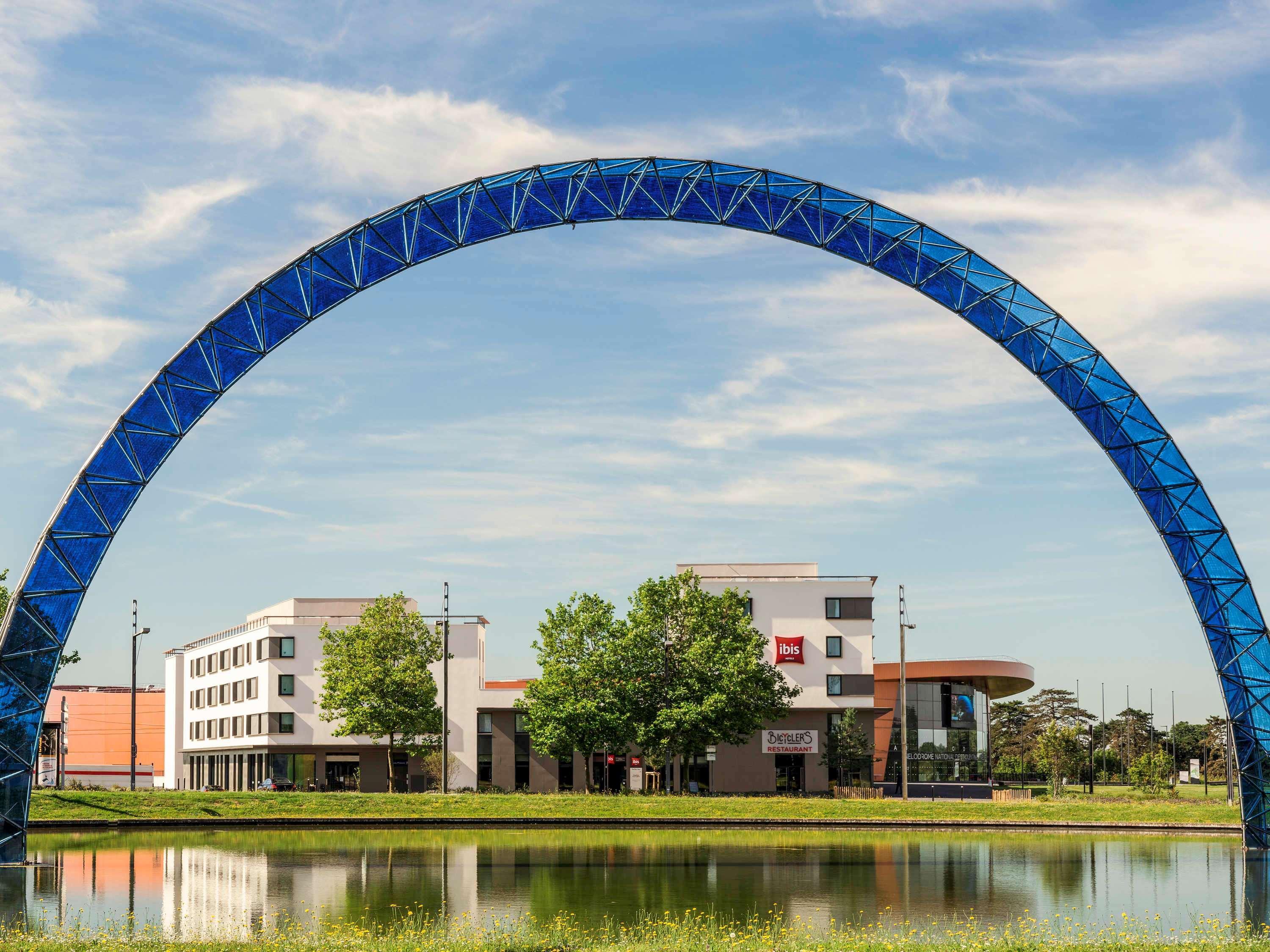 Отель Ibis Saint Quentin En Yvelines - Velodrome Монтиньи-ле-Бретонё Экстерьер фото