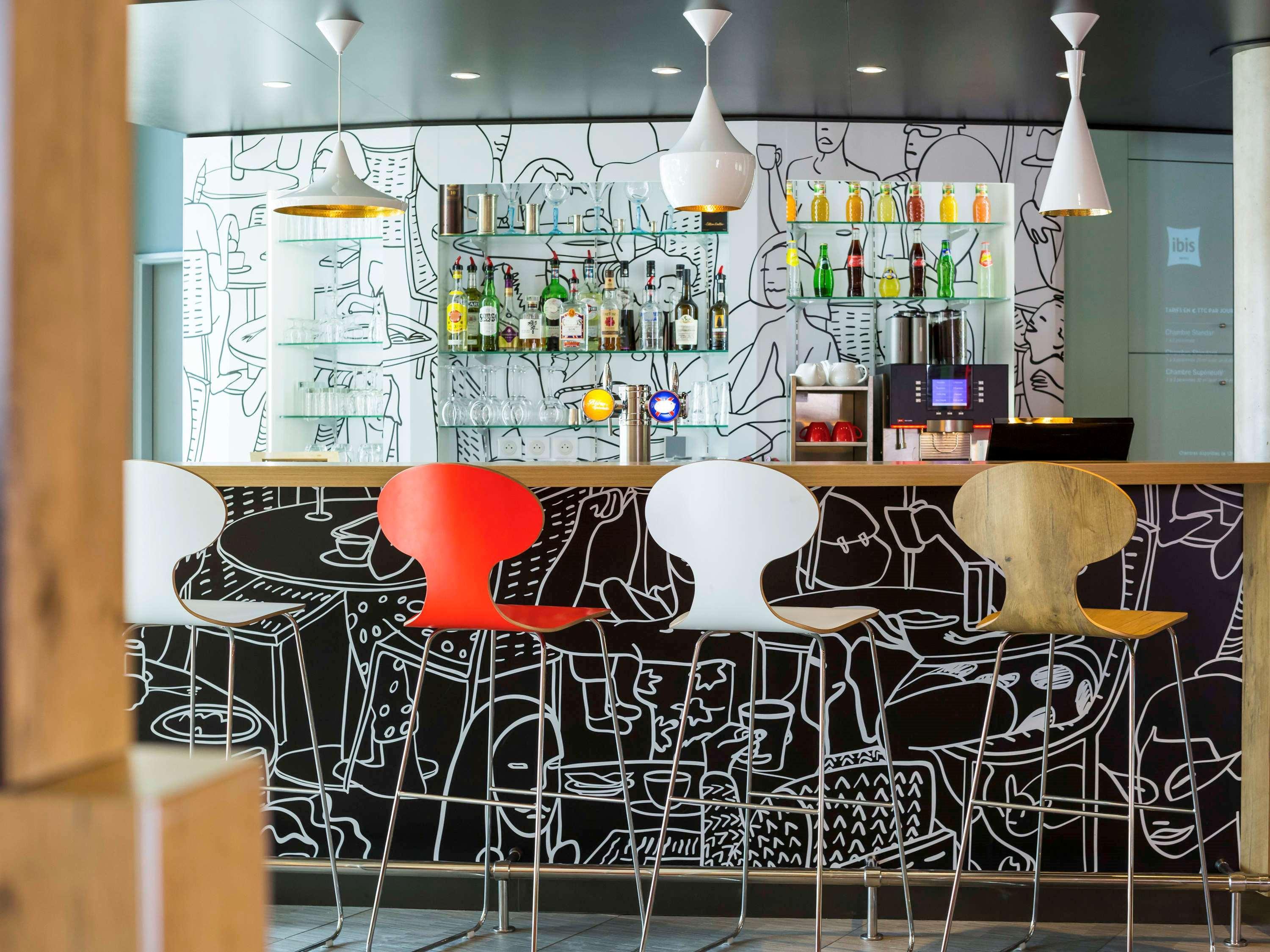 Отель Ibis Saint Quentin En Yvelines - Velodrome Монтиньи-ле-Бретонё Экстерьер фото