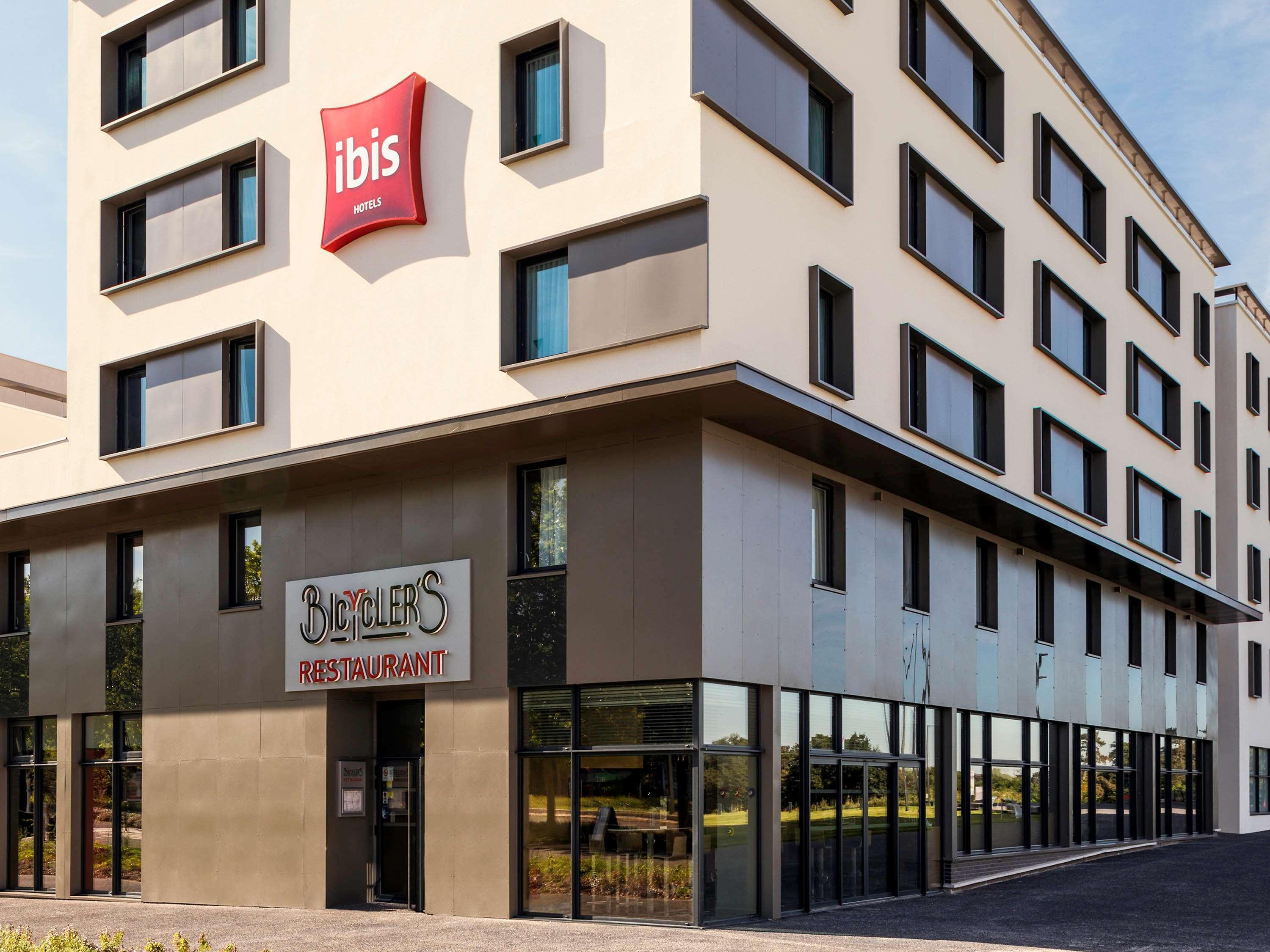 Отель Ibis Saint Quentin En Yvelines - Velodrome Монтиньи-ле-Бретонё Экстерьер фото