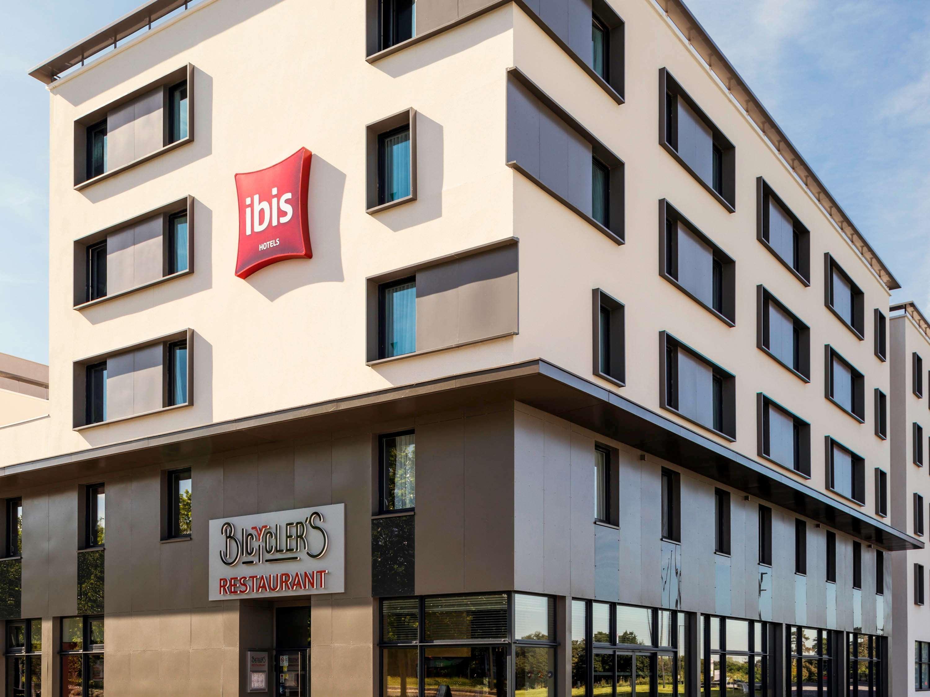 Отель Ibis Saint Quentin En Yvelines - Velodrome Монтиньи-ле-Бретонё Экстерьер фото