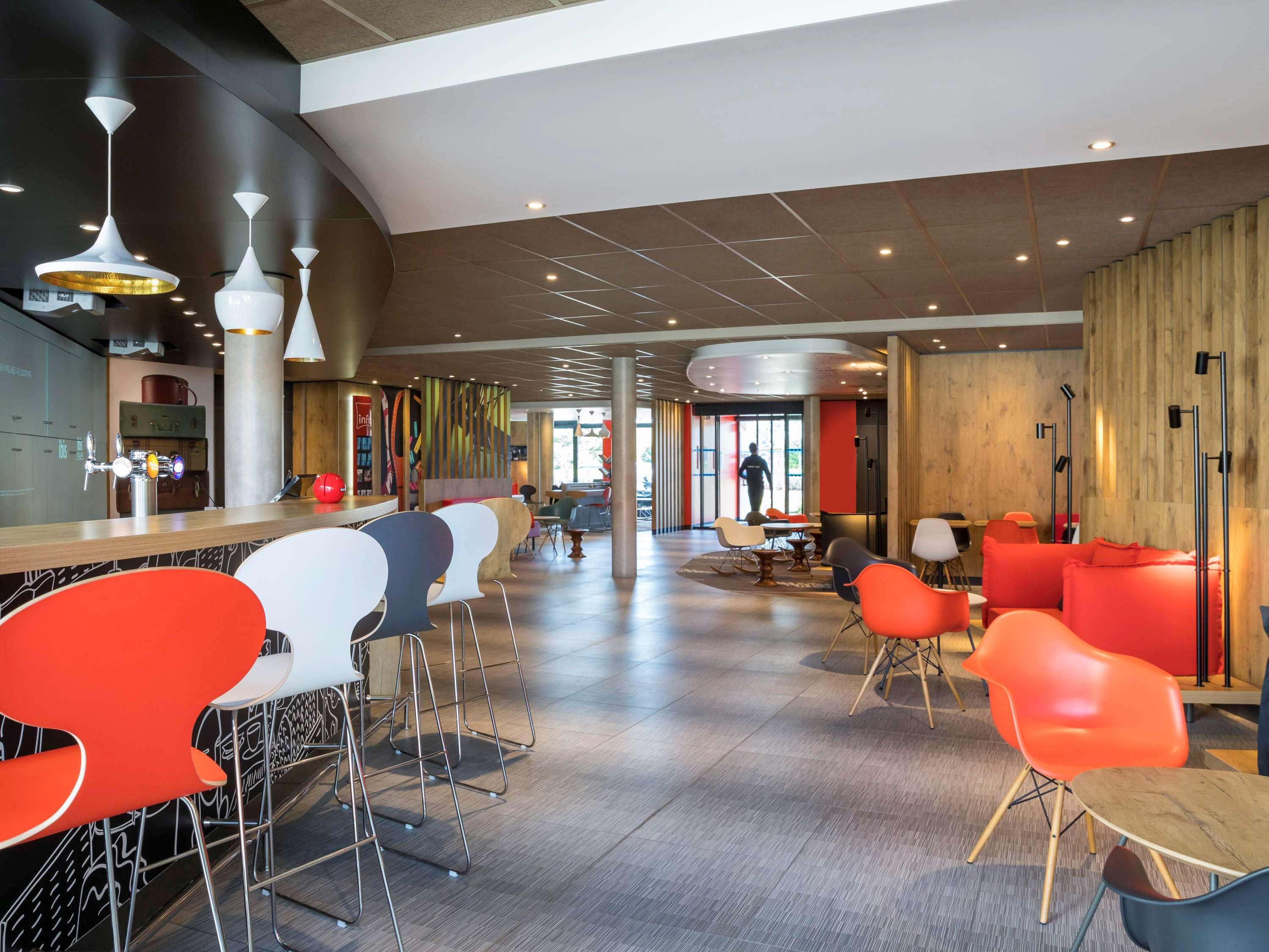 Отель Ibis Saint Quentin En Yvelines - Velodrome Монтиньи-ле-Бретонё Экстерьер фото
