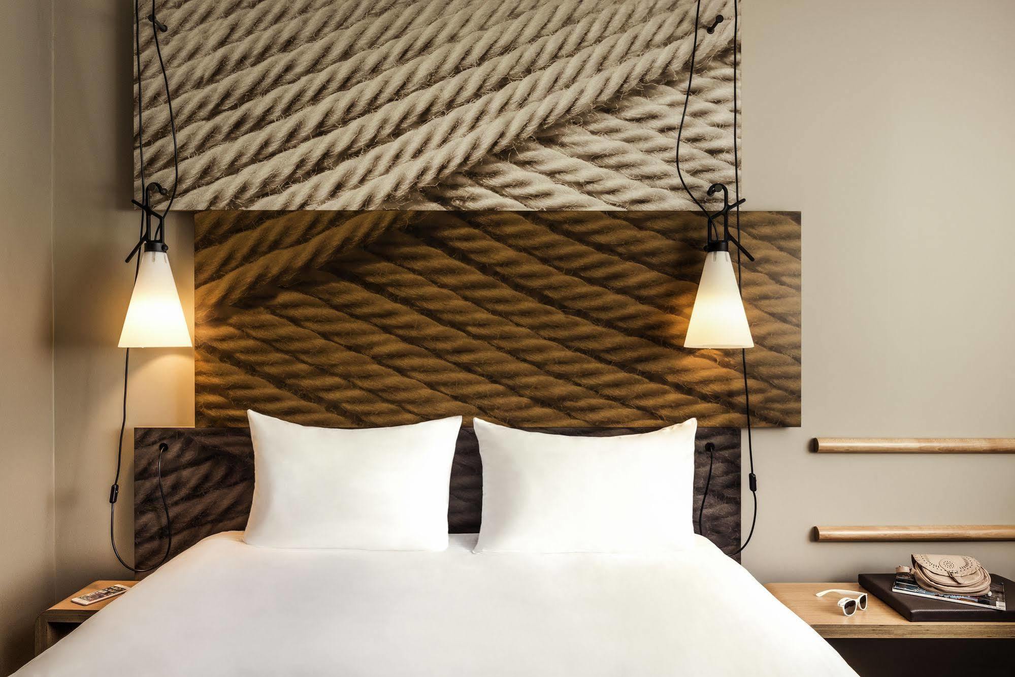 Отель Ibis Saint Quentin En Yvelines - Velodrome Монтиньи-ле-Бретонё Экстерьер фото