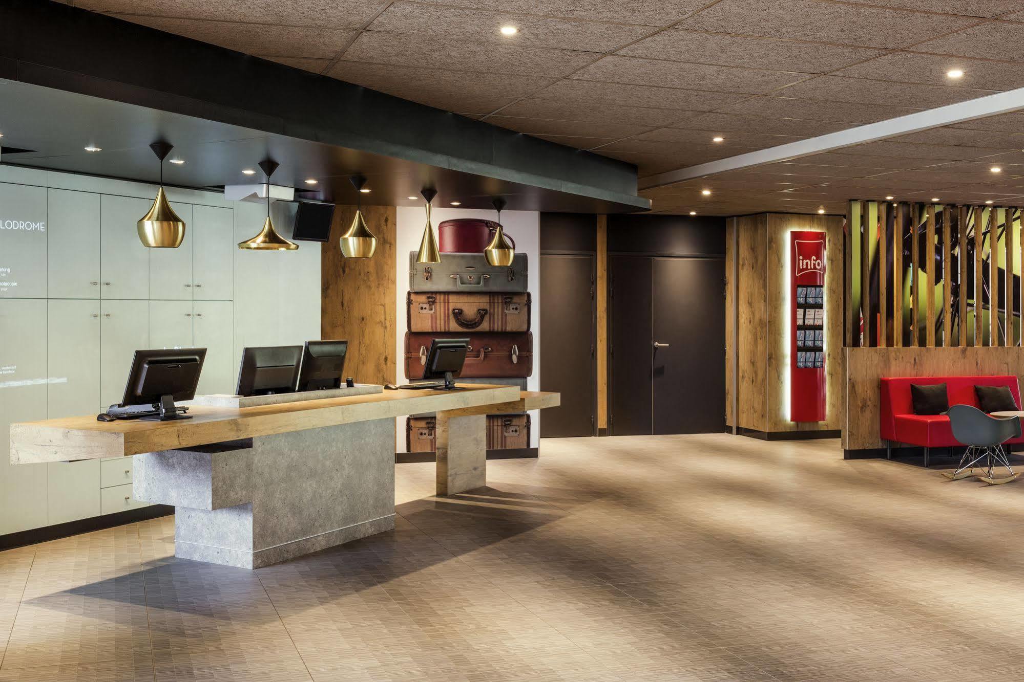 Отель Ibis Saint Quentin En Yvelines - Velodrome Монтиньи-ле-Бретонё Экстерьер фото