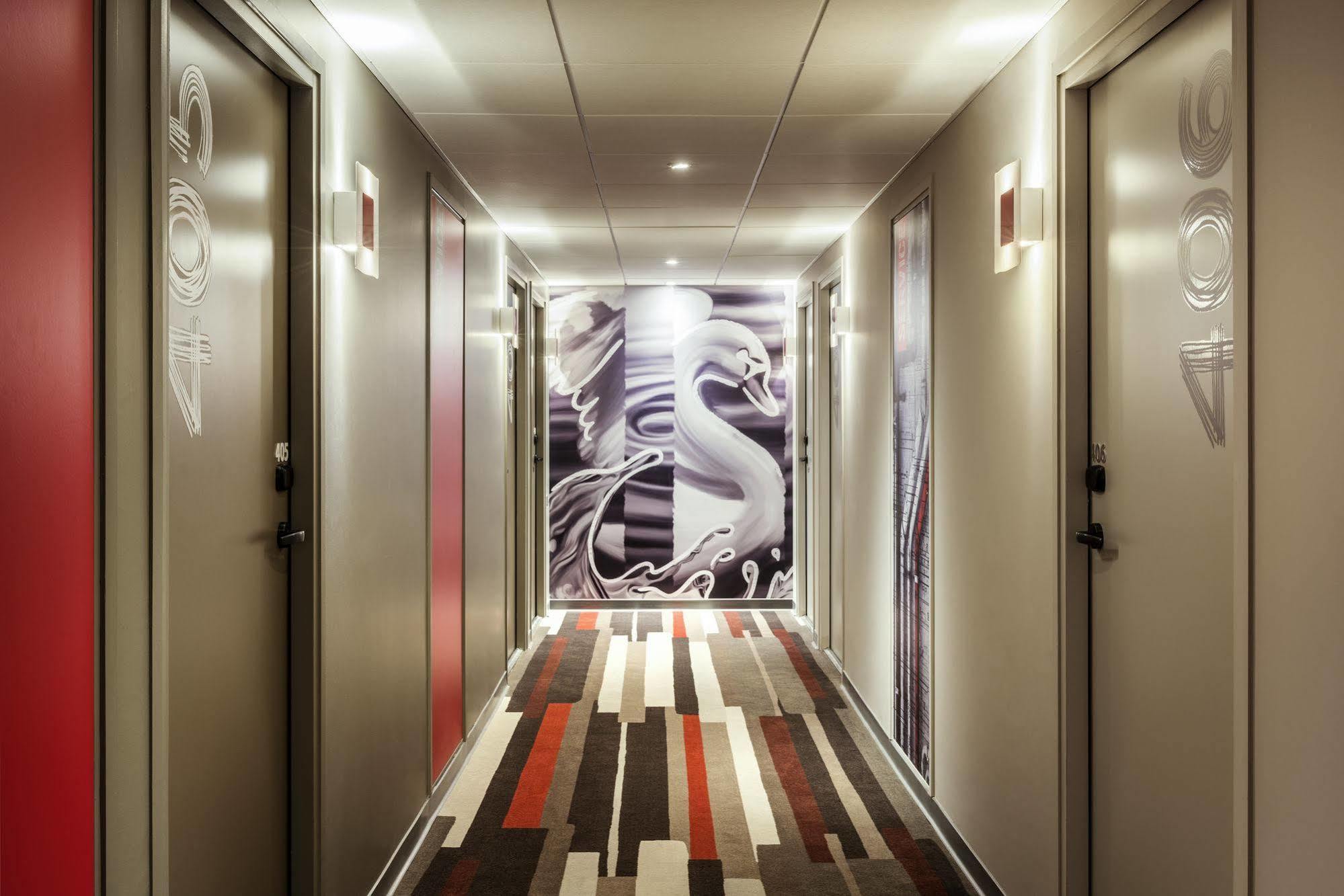 Отель Ibis Saint Quentin En Yvelines - Velodrome Монтиньи-ле-Бретонё Экстерьер фото